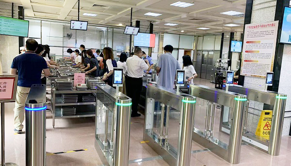 人臉識(shí)別技術(shù)應(yīng)用！校園刷臉門禁系統(tǒng)