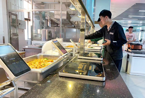 稱重自助餐走進(jìn)學(xué)校 讓人抵抗不了的自助餐模式！